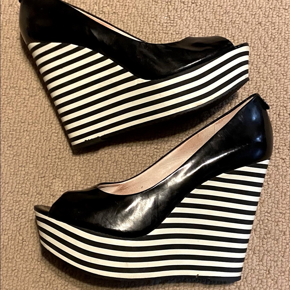 Michael kors black wedges with black/white